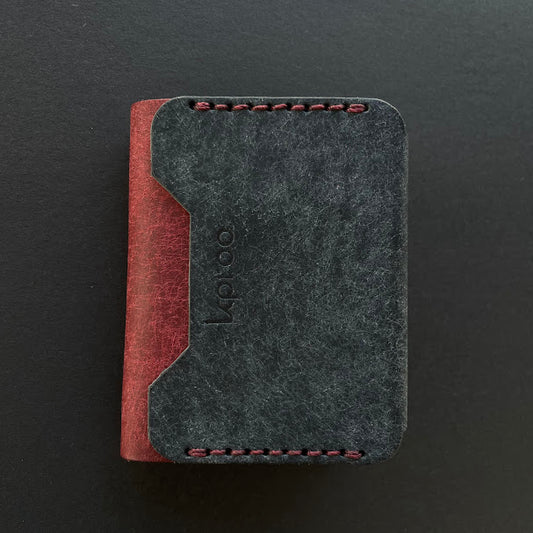 Cartera Portaplacas FORTIS Policía Nacional – Piel Italiana Cosida a Mano – Edición: Azul M y Mosto Hilo Granate