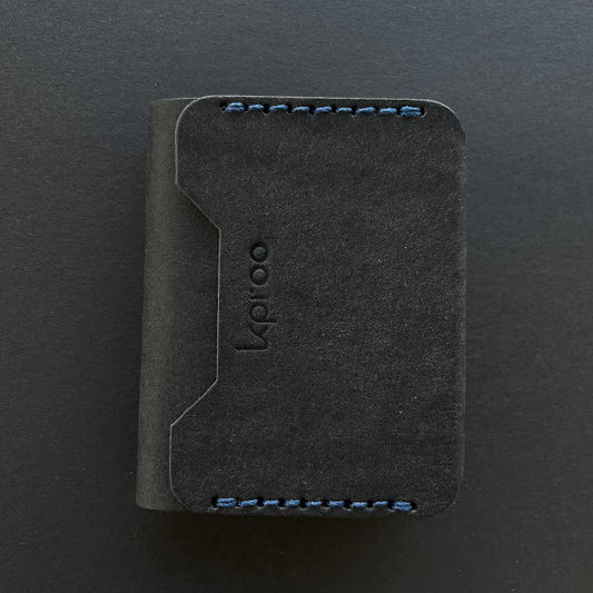 Cartera Portaplacas FORTIS Policía Nacional – Piel Italiana Cosida a Mano – Edición: Negra Hilo Azul