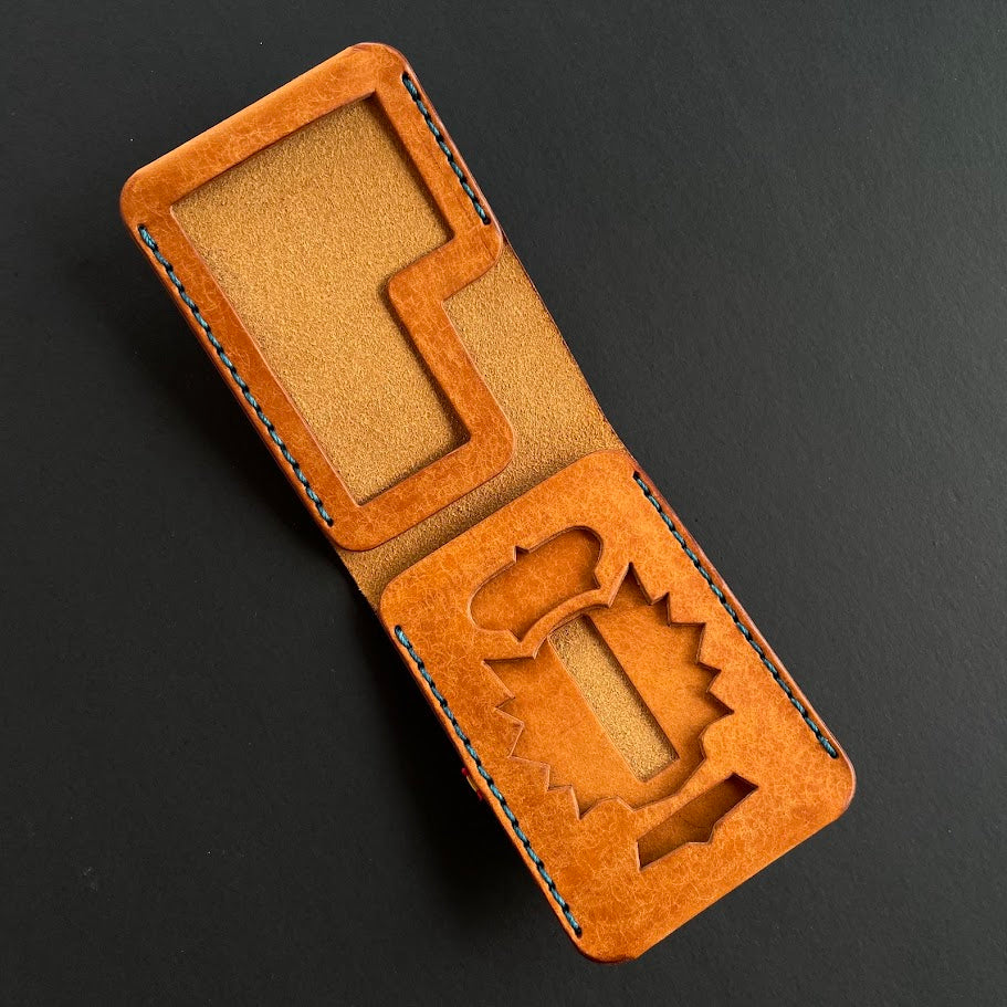 Cartera Portaplacas BASIC | Edición Olmo Hilo Turquesa | Todas las Corporaciones | Cuero Cosido a Mano – KPROO