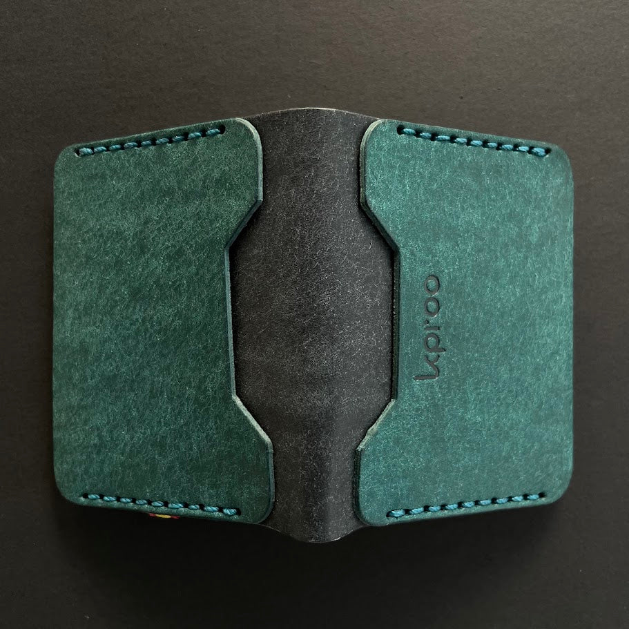 Cartera Portaplacas FORTIS | Edición A Coruña | Todas las Corporaciones | Cuero Cosido a Mano – KPROO