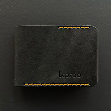 Cartera Portaplacas BASIC | Edición Negra Hilo Mostaza | Cuero Cosido a Mano – KPROO