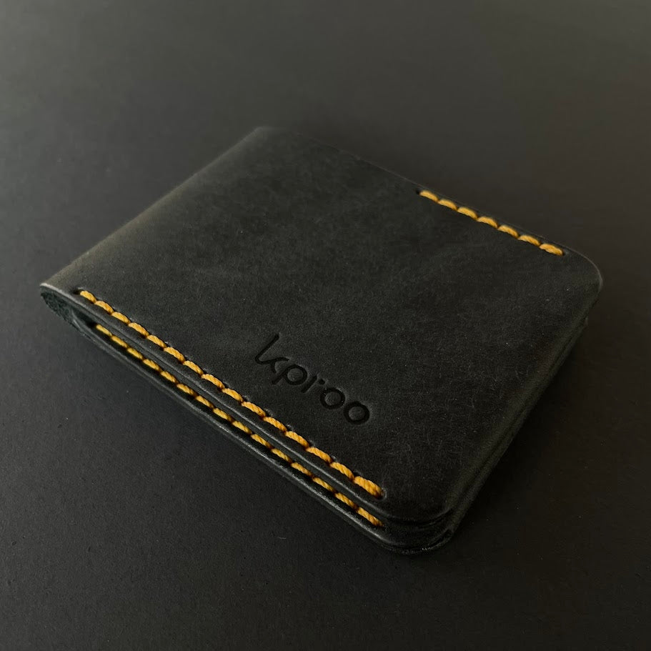Cartera Portaplacas BASIC | Edición Negra Hilo Mostaza | Cuero Cosido a Mano – KPROO