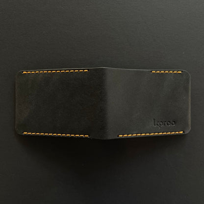 Cartera Portaplacas BASIC | Edición Negra Hilo Mostaza | Cuero Cosido a Mano – KPROO