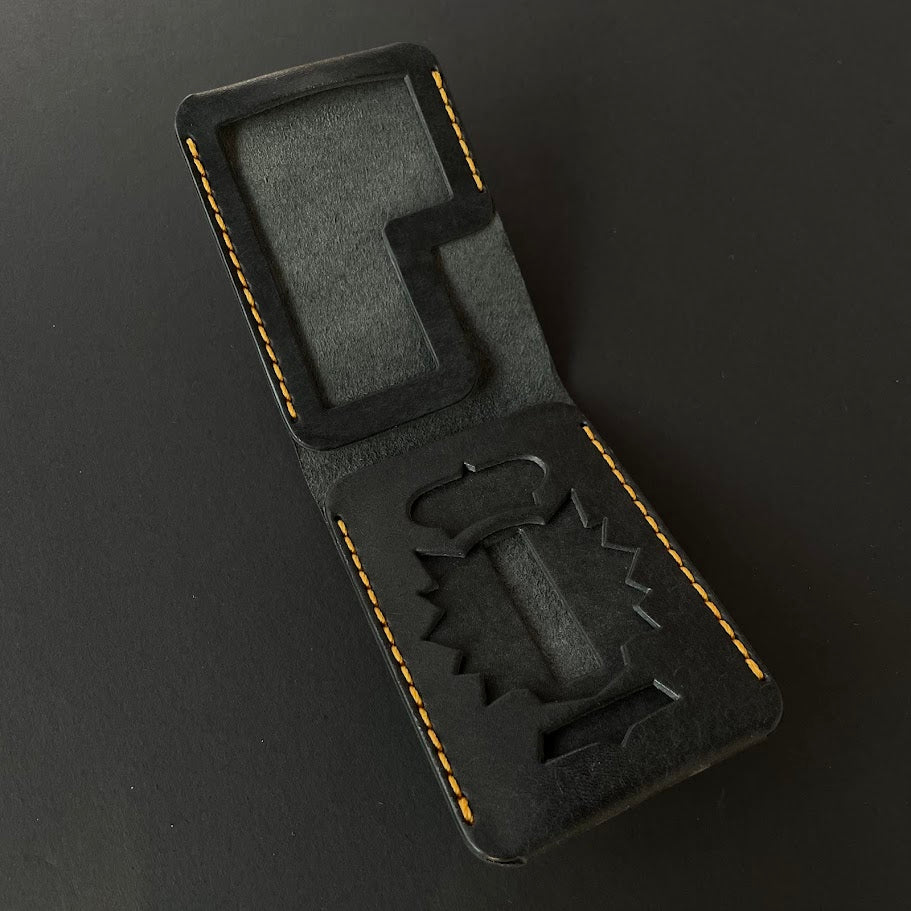 Cartera Portaplacas BASIC | Edición Negra Hilo Mostaza | Cuero Cosido a Mano – KPROO