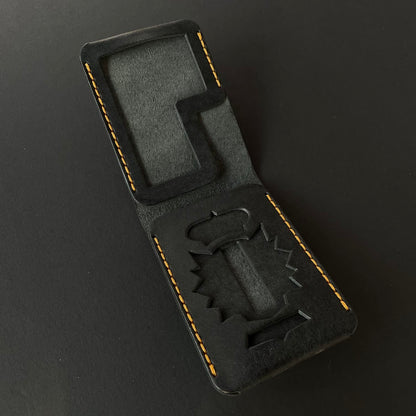 Cartera Portaplacas BASIC | Edición Negra Hilo Mostaza | Cuero Cosido a Mano – KPROO