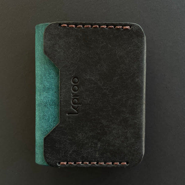 Cartera Portaplacas FORTIS Mossos d'Esquadra | Edición Negra Ortensia Hilo Marrón | Cuero Cosido a Mano – KPROO