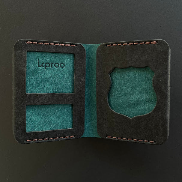 Cartera Portaplacas FORTIS Mossos d'Esquadra | Edición Negra Ortensia Hilo Marrón | Cuero Cosido a Mano – KPROO