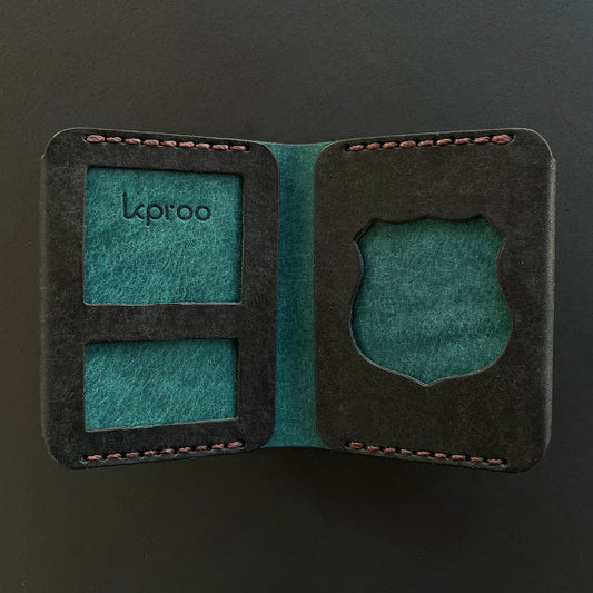 Cartera Portaplacas FORTIS Mossos d'Esquadra | Edición Negra Ortensia Hilo Marrón | Cuero Cosido a Mano – KPROO
