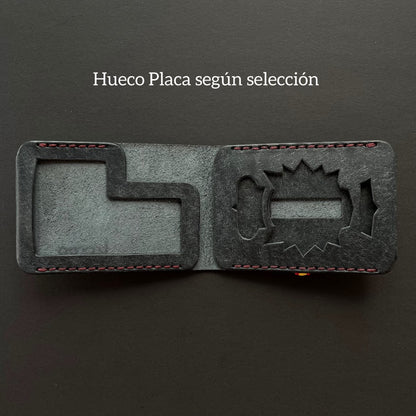 Cartera Portaplacas BASIC | Edición Navy Hilo Granate | Todas las Corporaciones | Cuero Cosido a Mano – KPROO