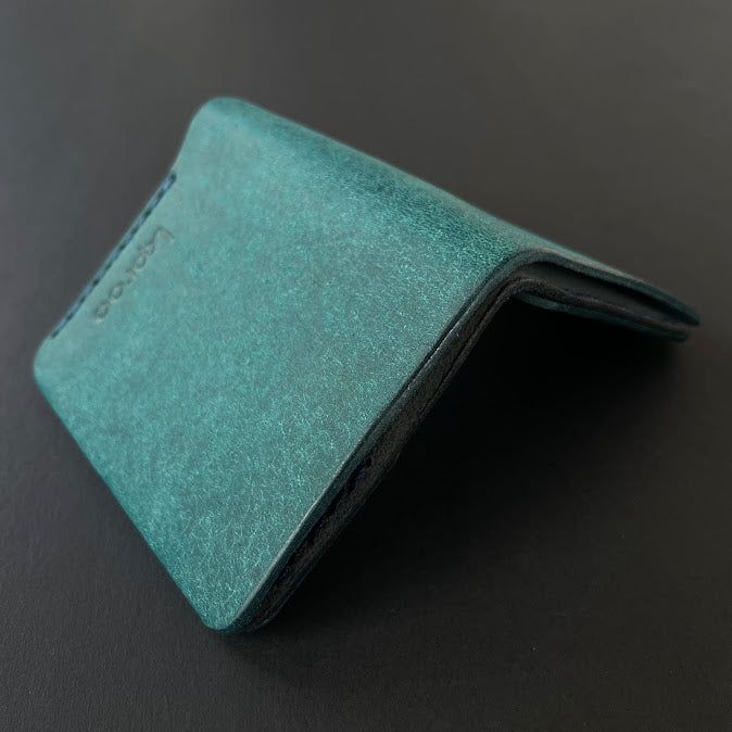 Cartera Portaplacas COMPAC | Edición Ortensia y Navy Hilo Azul Marino | Todas las Corporaciones | Cuero Cosido a Mano – KPROO