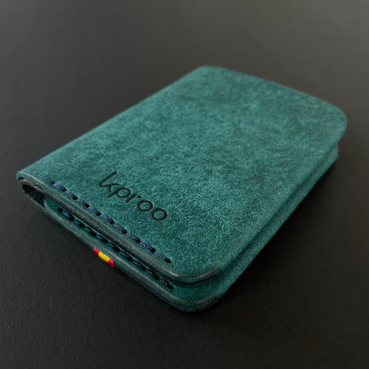 Cartera Portaplacas COMPAC | Edición Ortensia y Navy Hilo Azul Marino | Todas las Corporaciones | Cuero Cosido a Mano – KPROO