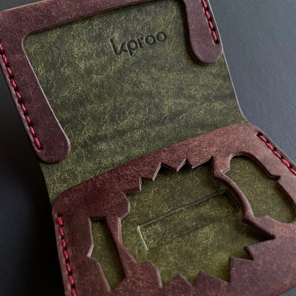 Cartera Portaplacas FORTIS Policía Nacional | Edición Tabaco Oliva Hilo Granate | Cuero Cosido a Mano – KPROO