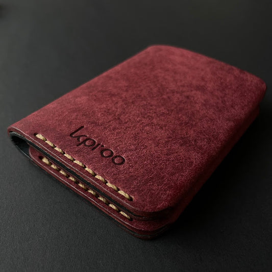 Cartera Portaplacas COMPAC | Edición Mosto y Navy Hilo Marrón | Todas las Corporaciones | Cuero Cosido a Mano – KPROO