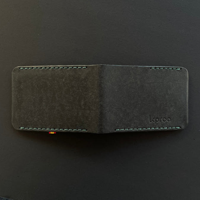 Cartera Portaplacas BASIC Policía Nacional | Edición Negra Hilo Verde | Cuero Cosido a Mano – KPROO