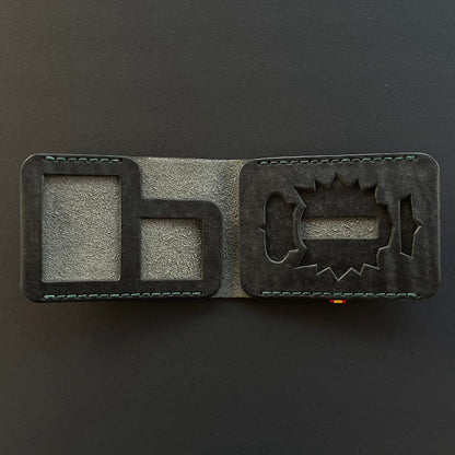 Cartera Portaplacas BASIC Policía Nacional | Edición Negra Hilo Verde | Cuero Cosido a Mano – KPROO