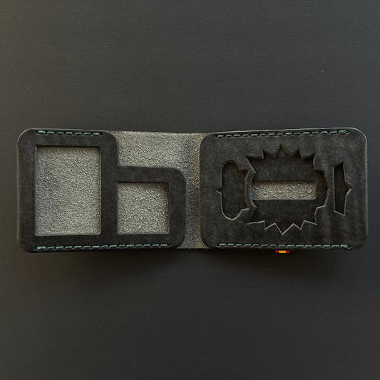 Cartera Portaplacas BASIC Policía Nacional | Edición Negra Hilo Verde | Cuero Cosido a Mano – KPROO