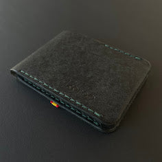Cartera Portaplacas BASIC Policía Nacional | Edición Negra Hilo Verde | Cuero Cosido a Mano – KPROO