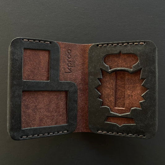 Cartera Portaplacas FORTIS Policía Nacional – Piel Italiana Cosida a Mano – Edición: Negra y Tabaco Hilo Marrón con Bandera