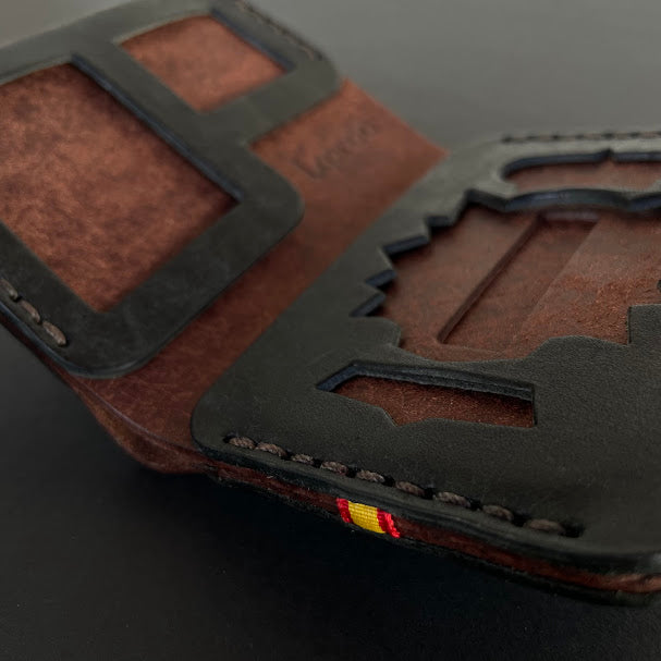 Cartera Portaplacas FORTIS Policía Nacional – Piel Italiana Cosida a Mano – Edición: Negra y Tabaco Hilo Marrón con Bandera