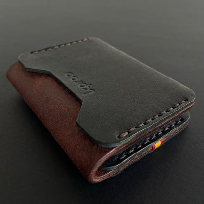 Cartera Portaplacas FORTIS Policía Nacional – Piel Italiana Cosida a Mano – Edición: Negra y Tabaco Hilo Marrón con Bandera