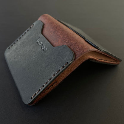Cartera Portaplacas FORTIS Policía Nacional – Piel Italiana Cosida a Mano – Edición: Negra y Tabaco Hilo Marrón con Bandera