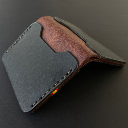 Cartera Portaplacas FORTIS Policía Nacional – Piel Italiana Cosida a Mano – Edición: Negra y Tabaco Hilo Marrón con Bandera