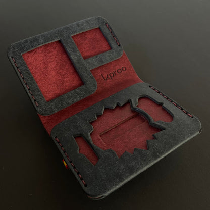 Cartera Portaplacas COMPAC Policía Nacional – Piel Italiana Cosida a Mano – Edición: Navy y Mosto e Hilo Granate con bandera España