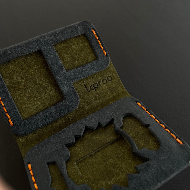 Cartera Portaplacas COMPAC Policía Nacional – Piel Italiana Cosida a Mano – Edición: Azul M y Oliva Hilo Naranja