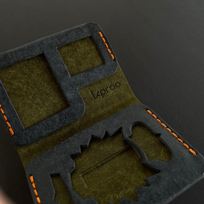 Cartera Portaplacas COMPAC Policía Nacional – Piel Italiana Cosida a Mano – Edición: Azul M y Oliva Hilo Naranja