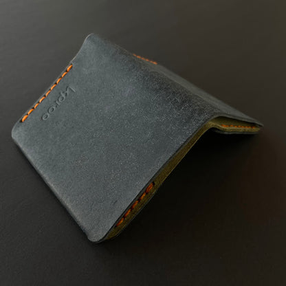 Cartera Portaplacas COMPAC Policía Nacional – Piel Italiana Cosida a Mano – Edición: Azul M y Oliva Hilo Naranja