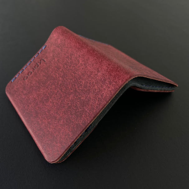 Cartera Portaplacas COMPAC Policía Nacional – Piel Italiana Cosida a Mano – Edición: Mosto y Azul M Hilo Azul