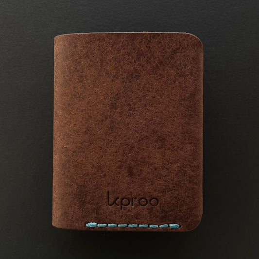 Cartera Portaplacas COMPAC Policía Nacional – Piel Italiana Cosida a Mano – Edición: Tabaco y Ortensia Hilo Turquesa