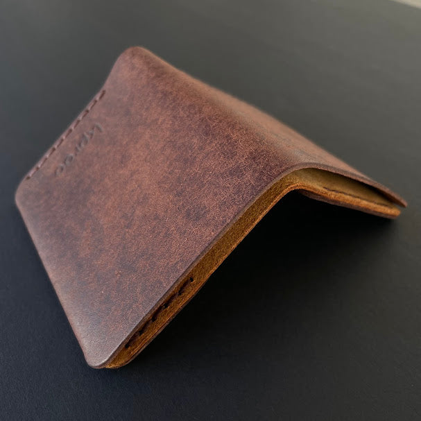 Cartera Portaplacas COMPAC Policía Nacional – Piel Italiana Cosida a Mano – Edición: Tabaco y Olmo Hilo Marrón