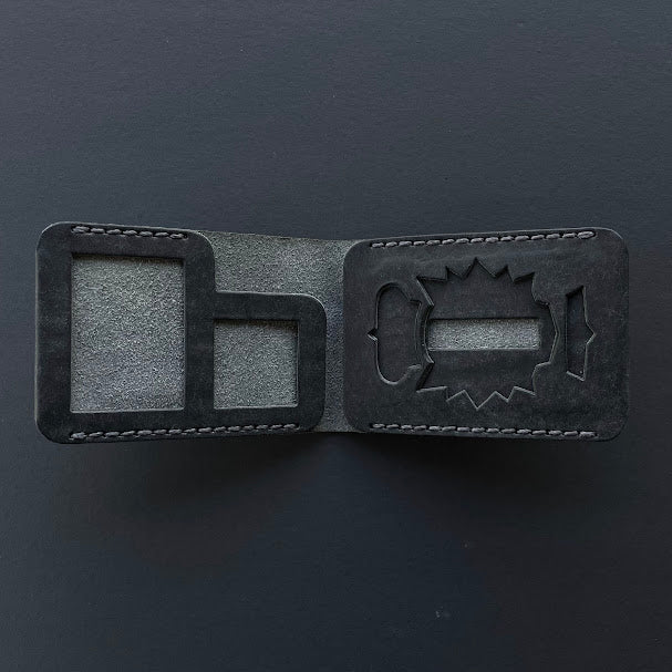 Cartera Portaplacas BASIC Policía Nacional | Edición Negra Hilo Gris | Cuero Cosido a Mano – KPROO