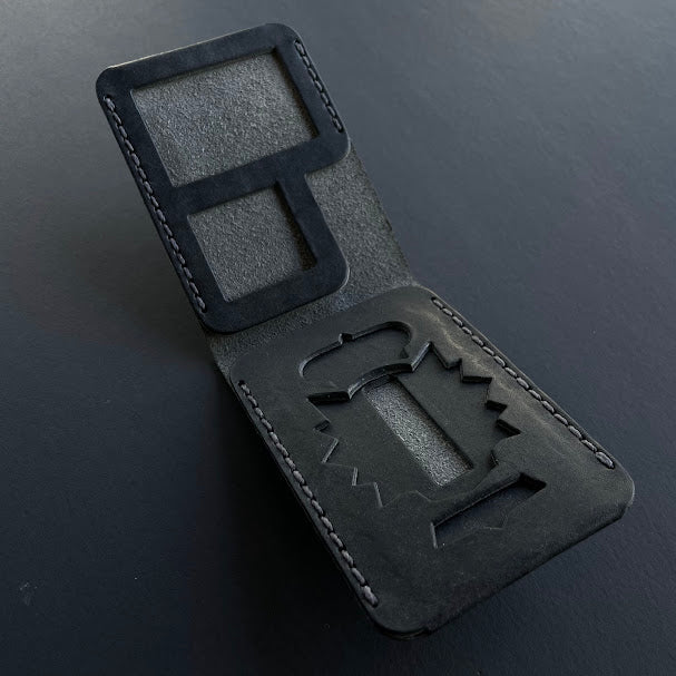 Cartera Portaplacas BASIC Policía Nacional | Edición Negra Hilo Gris | Cuero Cosido a Mano – KPROO