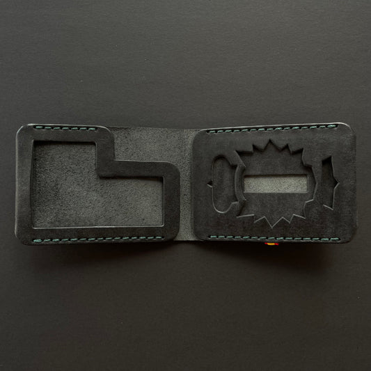 Cartera Portaplacas BASIC Policía Nacional | Edición Negra Hilo Verde | Cuero Cosido a Mano – KPROO
