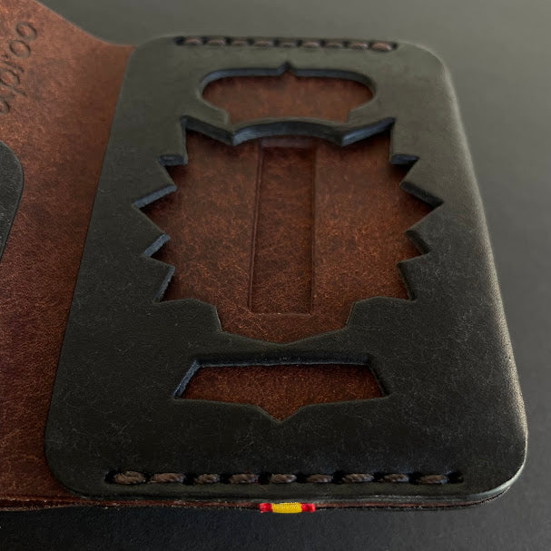 Cartera Portaplacas FORTIS Policía Nacional – Piel Italiana Cosida a Mano – Edición: Negra y Tabaco Hilo Marrón con Bandera