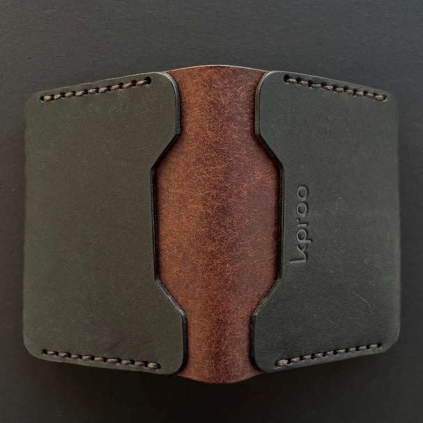 Cartera Portaplacas FORTIS Policía Nacional – Piel Italiana Cosida a Mano – Edición: Negra y Tabaco Hilo Marrón con Bandera