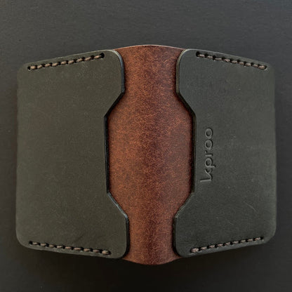 Cartera Portaplacas FORTIS Policía Nacional – Piel Italiana Cosida a Mano – Edición: Negra y Tabaco Hilo Marrón con Bandera