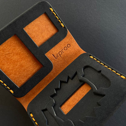 Cartera Portaplacas FORTIS Policía Nacional – Piel Italiana Cosida a Mano – Edición: Negro y Olmo Hilo Naranja