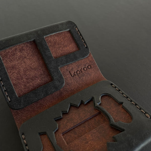 Cartera Portaplacas FORTIS Policía Nacional – Piel Italiana Cosida a Mano – Edición: Negra y Tabaco Hilo Marrón con Bandera