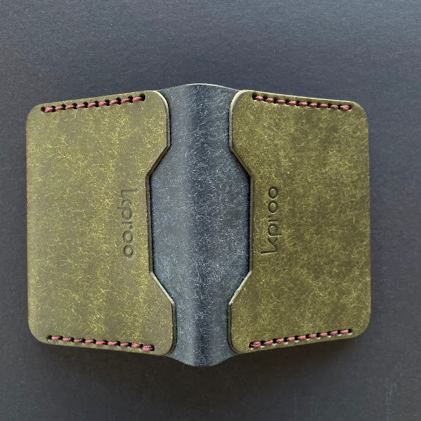 Cartera Portaplacas FORTIS Policía Nacional – Piel Italiana Cosida a Mano – Edición: Oliva y Azul M Hilo Granate