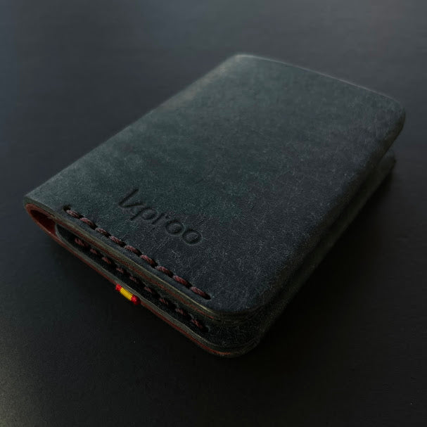 Cartera Portaplacas COMPAC Policía Nacional – Piel Italiana Cosida a Mano – Edición: Navy y Mosto e Hilo Granate con bandera España