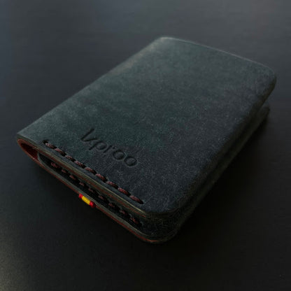Cartera Portaplacas COMPAC Policía Nacional – Piel Italiana Cosida a Mano – Edición: Navy y Mosto e Hilo Granate con bandera España