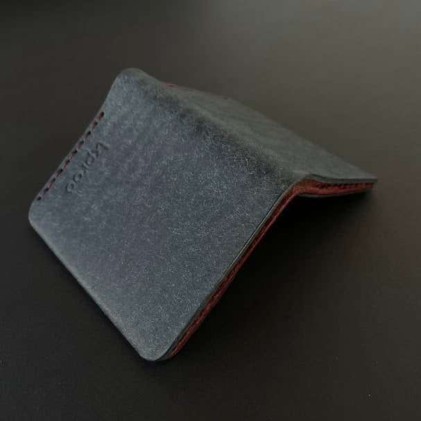 Cartera Portaplacas COMPAC Policía Nacional – Piel Italiana Cosida a Mano – Edición: Navy y Mosto e Hilo Granate con bandera España