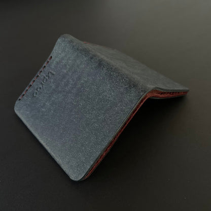 Cartera Portaplacas COMPAC Policía Nacional – Piel Italiana Cosida a Mano – Edición: Navy y Mosto e Hilo Granate con bandera España