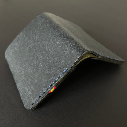 Cartera Portaplacas COMPAC Policía Nacional – Piel Italiana Cosida a Mano – Edición: Azul M y Oliva Hilo Azul con Bandera