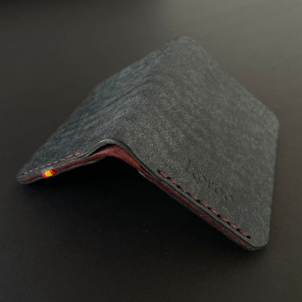 Cartera Portaplacas COMPAC Policía Nacional – Piel Italiana Cosida a Mano – Edición: Navy y Mosto e Hilo Granate con bandera España
