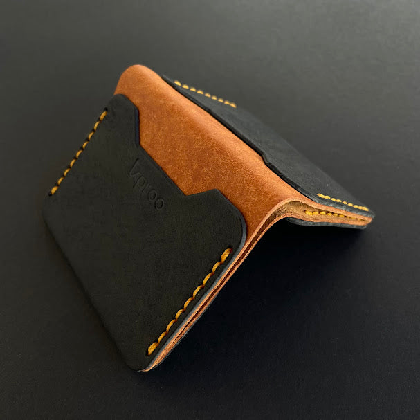 Cartera Portaplacas FORTIS Policía Nacional – Piel Italiana Cosida a Mano – Edición: Negro y Olmo Hilo Naranja