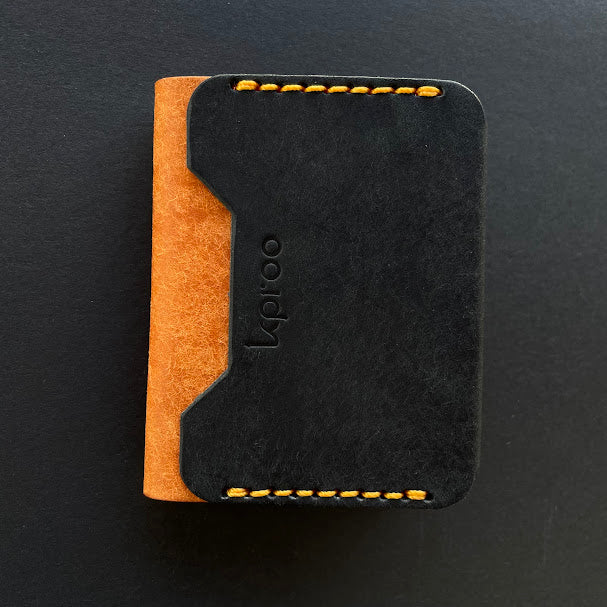 Cartera Portaplacas FORTIS Policía Nacional – Piel Italiana Cosida a Mano – Edición: Negro y Olmo Hilo Naranja